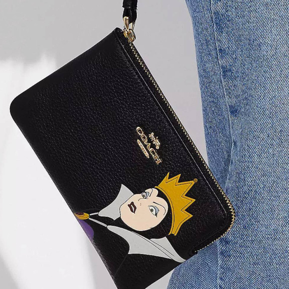 🔥New Coach Disney Corner Zip Wristlet With Evil Queen Motif - Picture 5 of 5